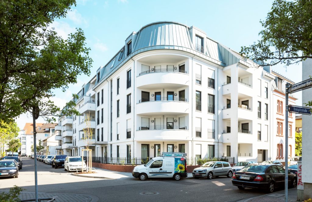 4-Zimmer-Wohnung mit Einbauküche und zwei Balkonen