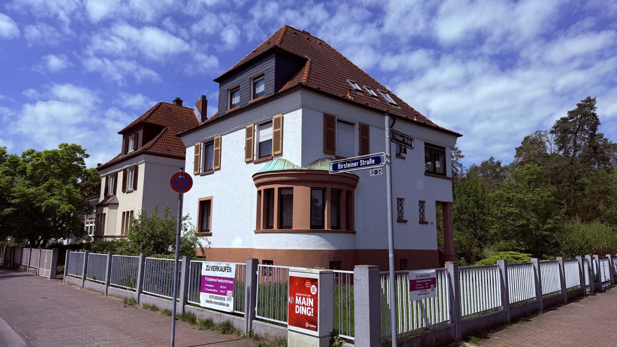 Haus im Rhein-Main-Gebiet mit Verkaufsschild